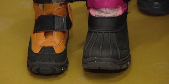 Třetina prvňáků má poškozené nohy kvůli špatným botám, říkají obuvníci