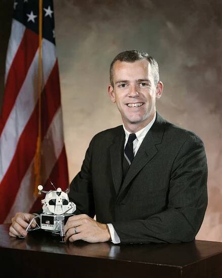 Category:Official portrait photographs of NASA - Wikimedia Commons