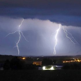 Fotogalerie: Nejnebezpečnější jsou začátky bouřek, kdy blesk může udeřit téměř z čistého...