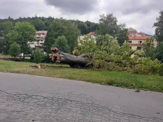 Luhačovice byly v dráze tornáda. Nakonec je převálcoval downburst