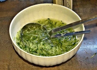 Recept : Jednoduchý okurkový salát