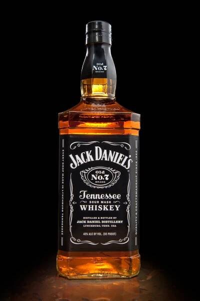 Jack Daniel's Flasche: Auch der härteste Scotch-Fan wird zugeben, dass die quadratische Flasche mit dem schwarz-weißen Etikett ein Symbol für Whiskey weltweit ist.