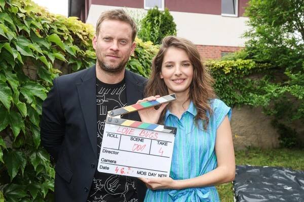 FOTO: Jakub Prachař a Sara Sandeva natáčí seriál Jakub a Sára. – stránka 19