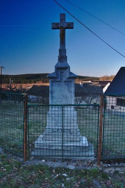 Soubor:Kříž na návsi, Tasovice, okres Blansko.jpg – Wikipedie