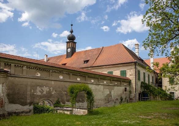 Zámek Uherčice – obnova zchátralého areálu stojí za vidění | PrimaVylety.cz