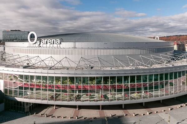 Letecký pohled na o2 arenu za zamračeného dne