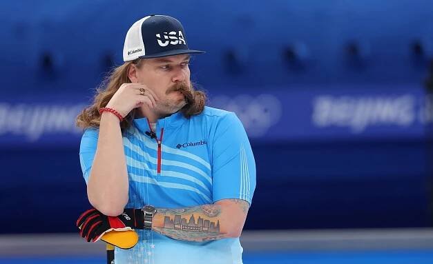 Curler Matt Hamilton pomáhá na olympiádě vybrat peníze na dobrou věc.