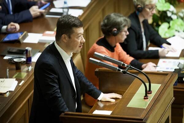 Tomio Okamura během jednání o důvěře vládě... | iROZHLAS - spolehlivé zprávy