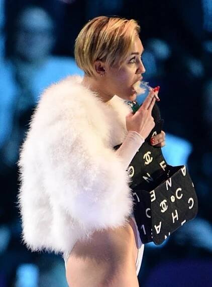 Zlobivá holka Miley Cyrus: Joint během přímého přenosu? Proč ne!