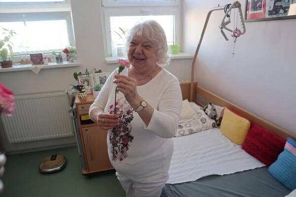 I naše dámy dostaly květinu k MDŽ - Oficiální stránky Domov pro seniory Vroutek