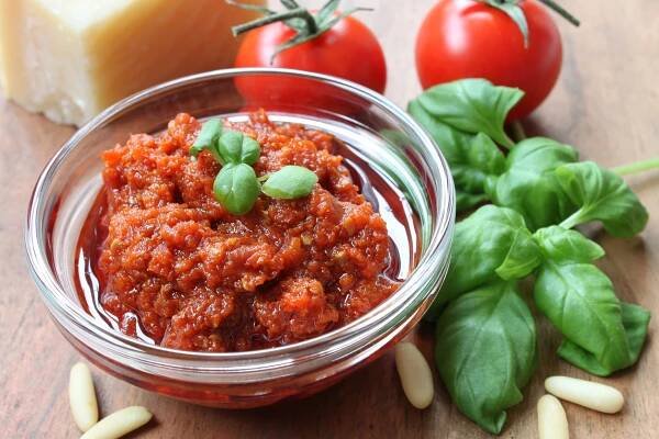 Domácí rajčatové pesto: Recept na vynikající ochucovací pastu, která vám vydrží až do další sezóny