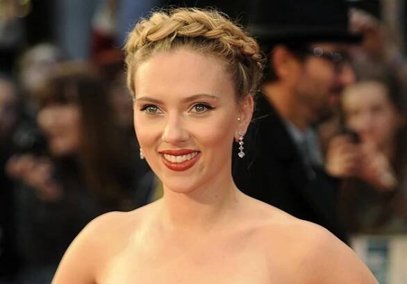 Fotogalerie: Scarlett Johanssonová při londýnské premiéře filmu The Avengers