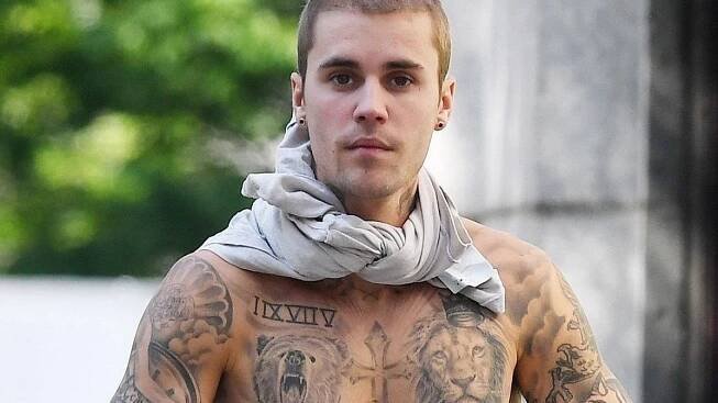 Justin Bieber fanynkám zrychlil tep, když sundal tričko a odhalil trenky. Přes všechny kérky už toho ale moc vidět není - Super.cz
