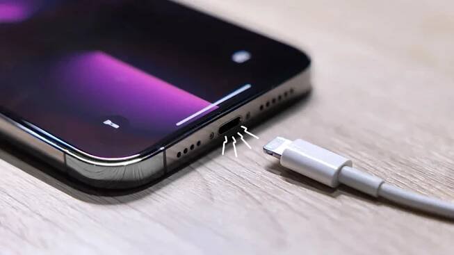 Jaká je nejlepší nabíječka pro iPhone. Zde je vše, co potřebujete vědět. Nejrychlejší způsob nabíjení jakéhokoli iPhone je drát. Bezdrátové nabíjení na chytrých telefonech Apple je pomalé. Fotografie.