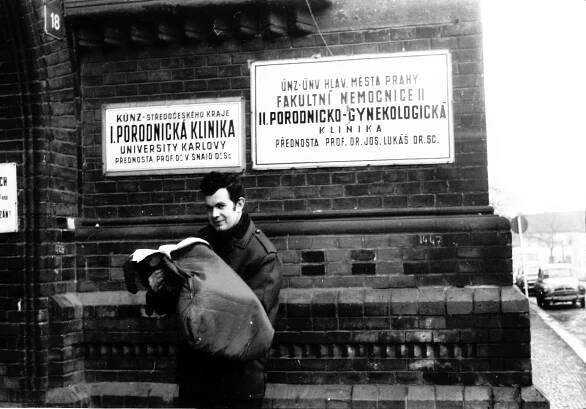 Otec čekající před vstupem do porodnice. Snímek je z archivu pamětnice Heleny Tlaskalové z roku 1971.