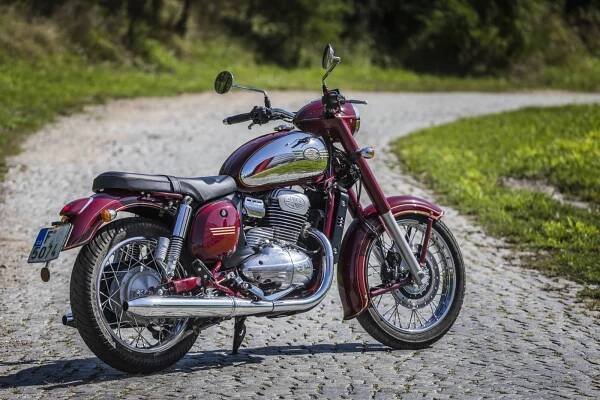 Test Jawa 300: Jak jezdí indická kývačka na české okresce?