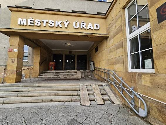 Bezbariérový přístup na úřad. Boskovičtí nainstalují novou plošinu