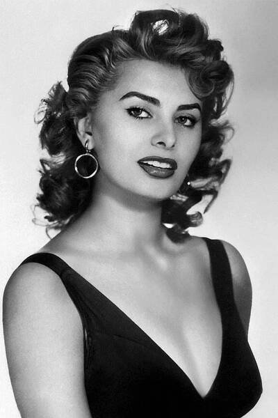 Sophia Loren isTitina Paterno