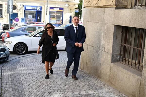 FOTO: Uplakaná Bára Hrzánová s manželem Radkem Holubem. – stránka 3