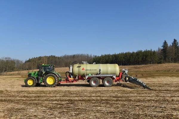 Zemědělské družstvo Bělčice aplikuje digestát pomocí aplikátorů Bomech | CRS Marketing, s.r.o.