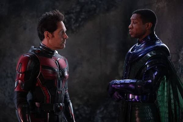Fotka: Paul Rudd jako Scott Lang neboli Ant-Man a Jonathan Majors coby Kang Dobyvatel
