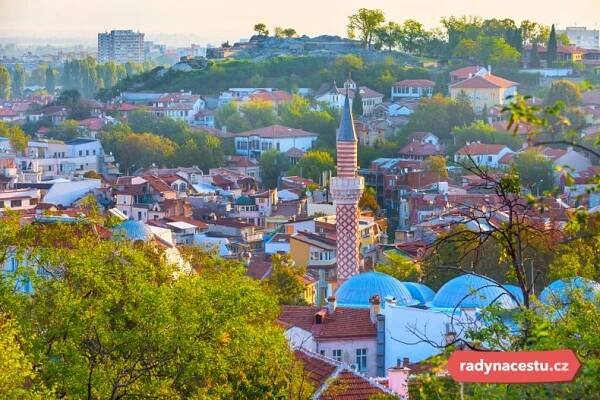 Mezi plovdivskými pahorky vyčnívá místní minaret 