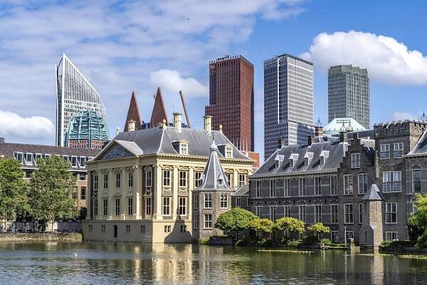 Das Mauritshuis, historisches Kunstmuseum am Binnenhof, Sitz der niederländischen Regierung, Hofvijver Teich, Skyline der Innenstadt am Hauptbahnhof, in der City von Den Haag, Niederlande,