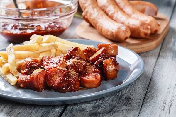 Německá specialita currywurst. Připrav si ho poctivě doma