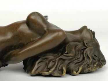 Erotické těžítko / soška z bronzu - nahá dívka s roztaženýma nohama - undefined