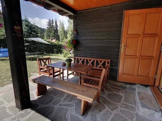 Posezení u vchodu - chalupa k pronajmutí Horní Bečva - foto 20