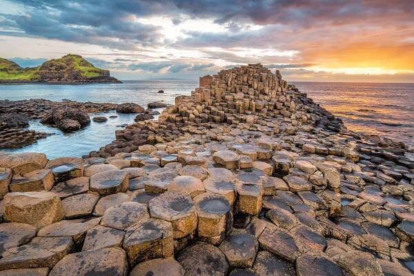 giant's causeway sunset severní irsko velká británie - obrovy schody - stock snímky, obrázky a fotky