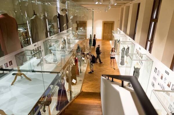 Česká „Coco Chanel“ oblékala Mandlovou i Gollovou: Šaty Hany Podolské vystavuje Uměleckoprůmyslové muzeum