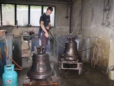 Zvonař Josef Tkadlec vyrobil zvony do Boršic na Slovácku. Podívejte se