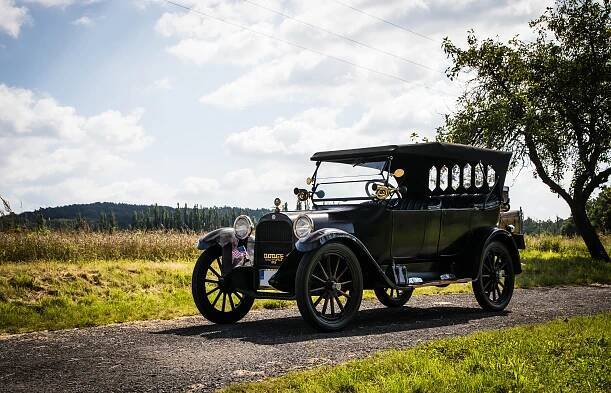 Za tímhle volantem se dost nadřete, ale zážitek je to neskutečný a každý řidič se za vámi otočí! Řídili jsme americký Dodge z roku 1920