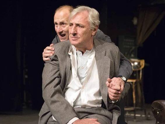 Herci Josef Carda a Karel Heřmánek na prknech Divadla Bez zábradlí v Praze ve hře Garderobiér.