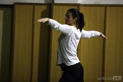 Foto: Hodinu jógy zahájila cvičitelka Kristýna Malá „Pozdravem slunci“ :: Regionální zpravodajství