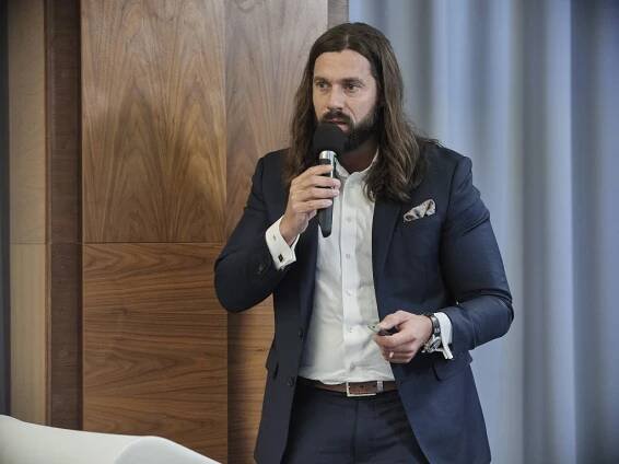 Komunikace pojišťoven by měla primárně cílit na ženy, vysvětlil na konferenci Duškov z VZP