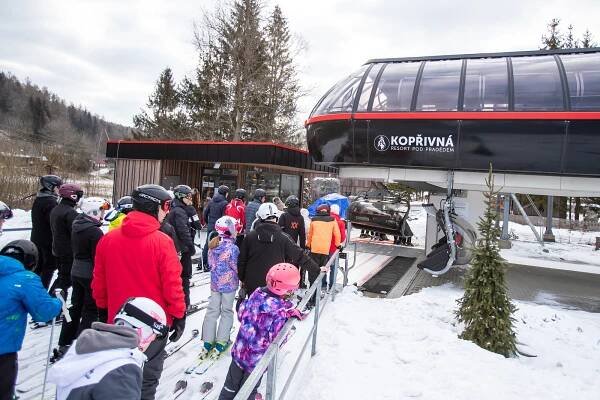 VIDEO: Ski areály na Bruntálsku přilákaly lyžaře z jižní Moravy i Vysočiny