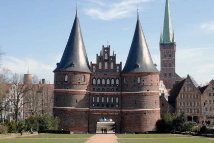 File:Lübeck Holstentor 070311.jpg - Wikipedia