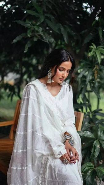 Jasmine Bhasin is a dreamlike vision in stunning white salwar suit