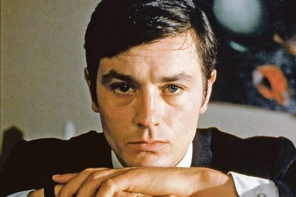 Alain Delon zomrel, tentoraz naozaj. Túžil po eutanázii, ale bál sa toho, čo príde po