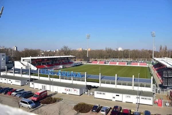 Výhled z nejvyšších pater nové pardubické stavby arena parking nedělá fotbalovému FK Pardubice příliš velkou radost...