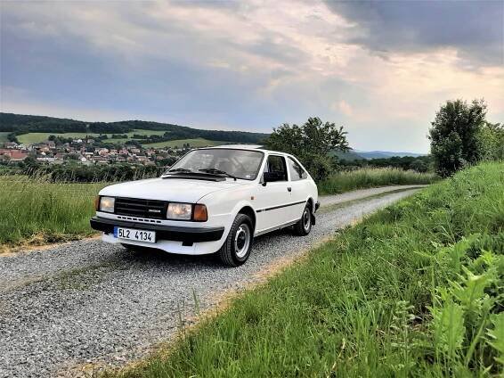 Škoda Rapid 136: Kopec zvládá bez potupného podřazování, lidé se za ní stále otáčí a pořád tu a tam nejde nastartovat