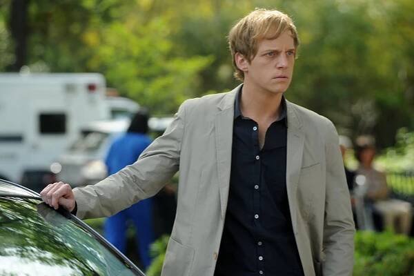 Nejsem do tebe blázen - All About That Paper - Z filmu - Chris Geere