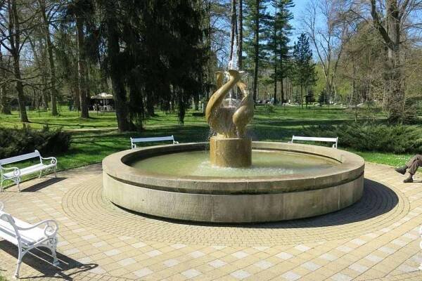 Kašna v parku před Císařskými lázněmi ve Františkových Lázních | Drobné památky 