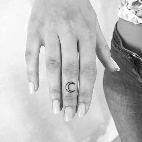 Tatuaje de media luna en los dedos