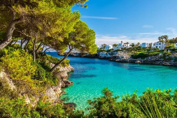 Tyrkysové vody, Cala Esmerelda, Cala d'Or, jihovýchodní pobřeží Mallorky, Baleárské ostrovy, Španělsko, Evropa stock fotka