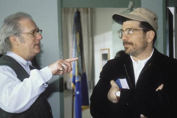 David Mamet and Barry Levinson in Vrtěti psem (1997)
