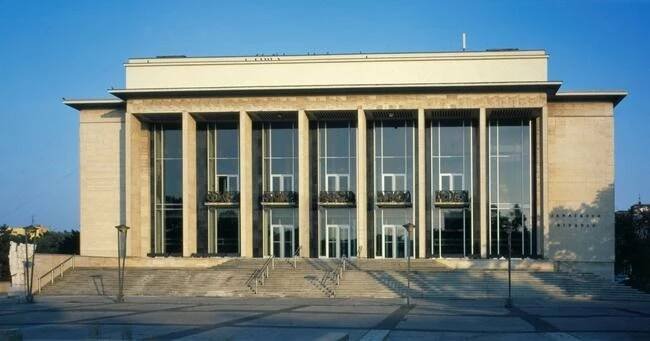 Orchestr Janáčkovy opery obsazuje místo ve skupině kontrabasů