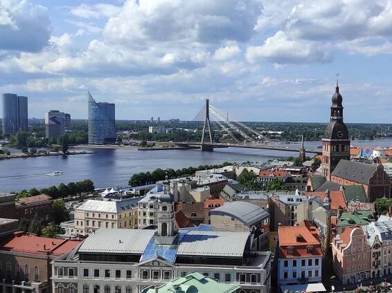 Zavěšený most Vanšu tilts přes řeku Daugava v centru Rigy
